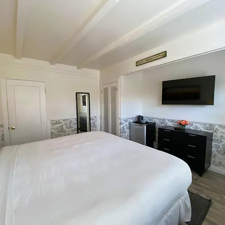 Carmel Green Lantern Inn Room photo