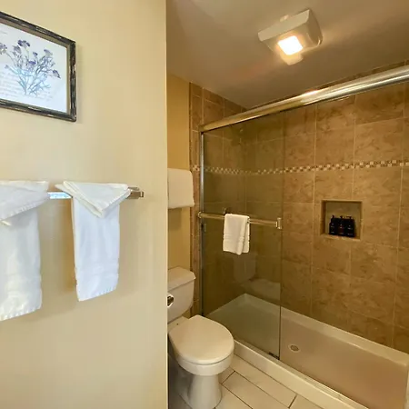 Carmel Green Lantern Inn Room photo