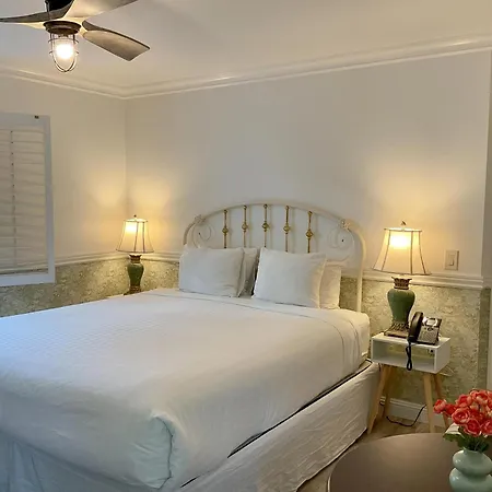 Carmel Green Lantern Inn Room photo