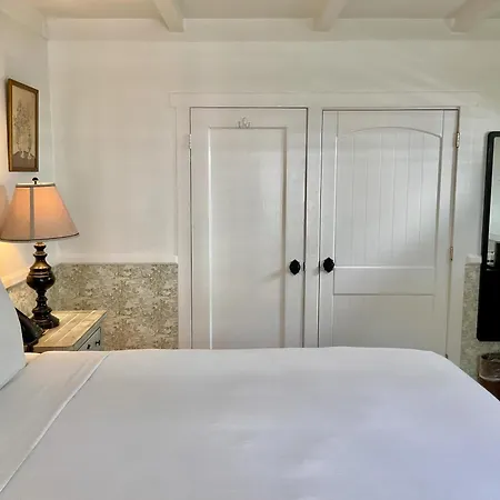 Carmel Green Lantern Inn Room photo