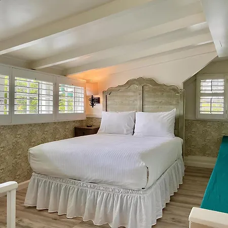 Carmel Green Lantern Inn Room photo