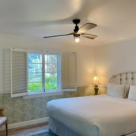 Carmel Green Lantern Inn Room photo
