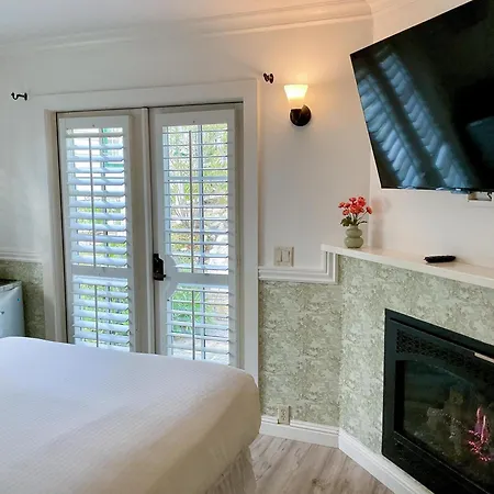 Carmel Green Lantern Inn Room photo