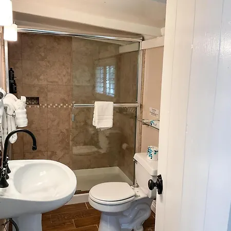 Carmel Green Lantern Inn Room photo
