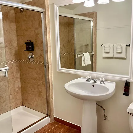 Carmel Green Lantern Inn Room photo