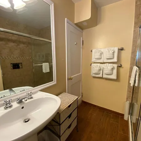 Carmel Green Lantern Inn Room photo