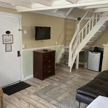 Carmel Green Lantern Inn Room photo