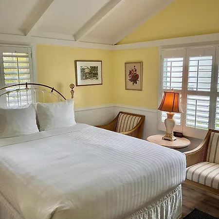 Carmel Green Lantern Inn Room photo