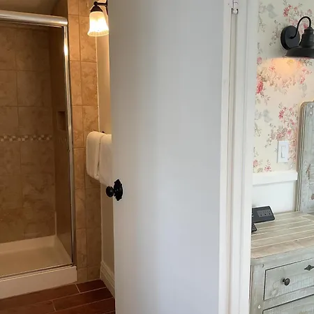 Carmel Green Lantern Inn Room photo